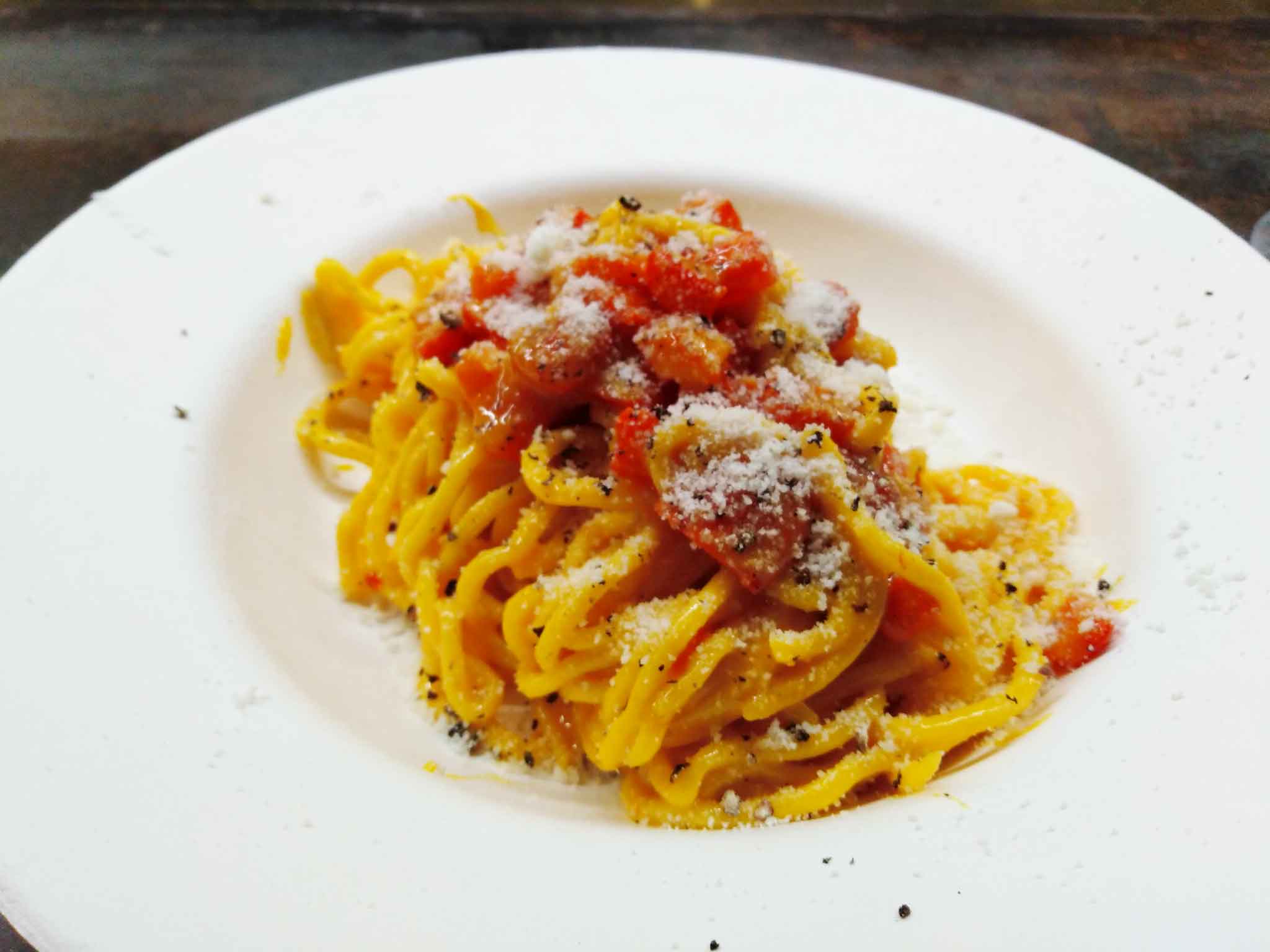 La carbonara vegetariana con i peperoni al posto del guanciale