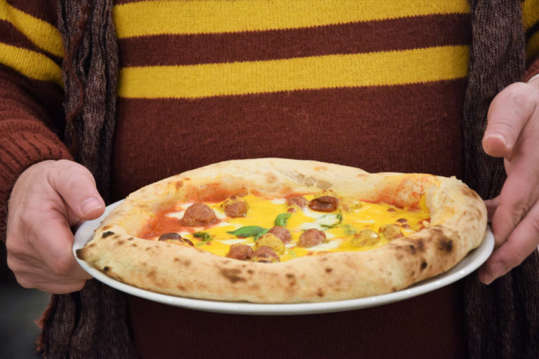 Milano. La pizza Londra con il cheddar di Pizzami