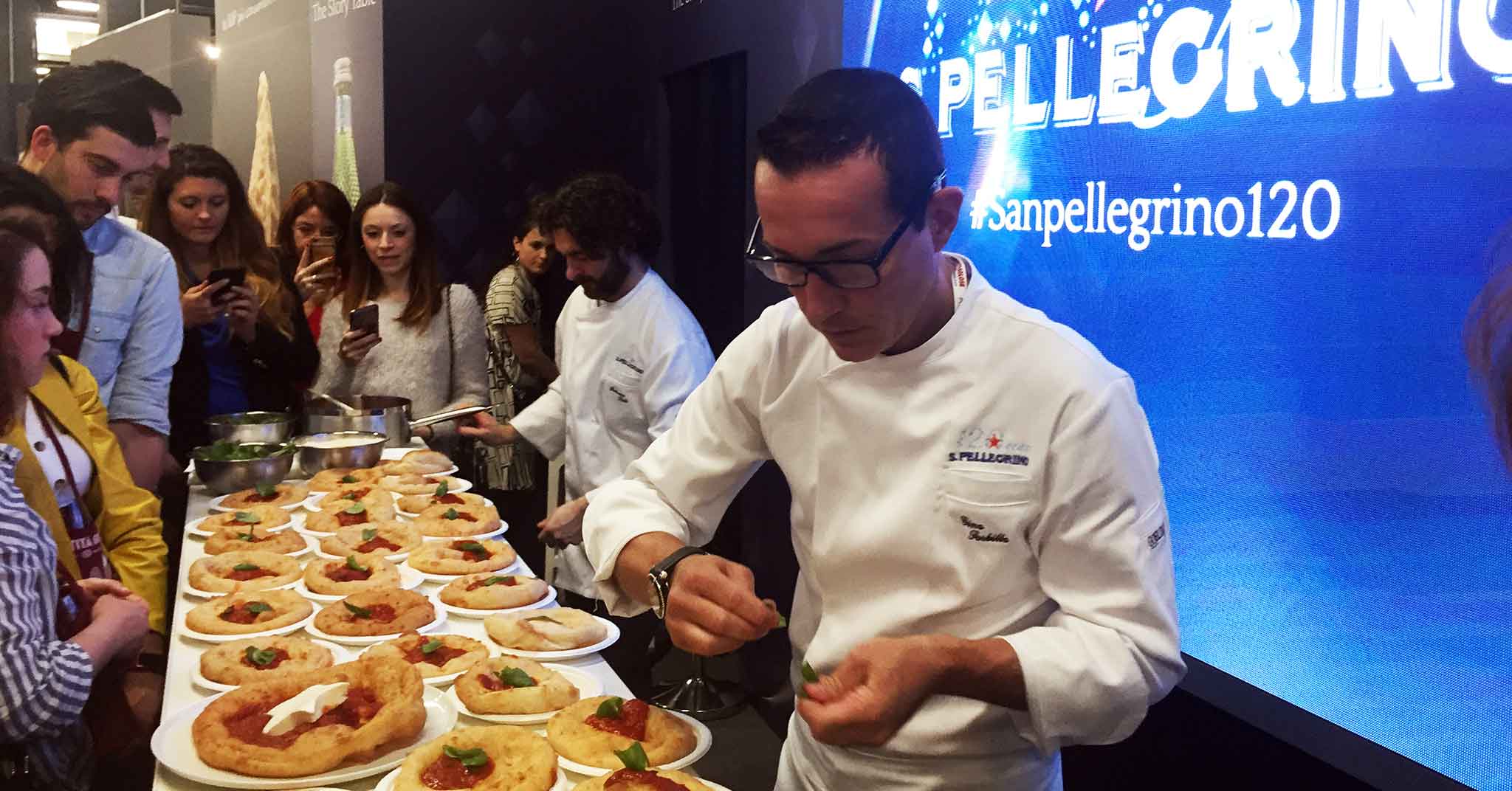 Gino Sorbillo testimonial S. Pellegrino con la pizza speciale dei 120 anni