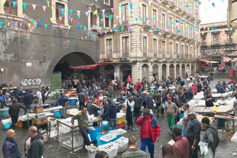 La Sicilia anticipa la stretta per i supermercati: chiusi la domenica