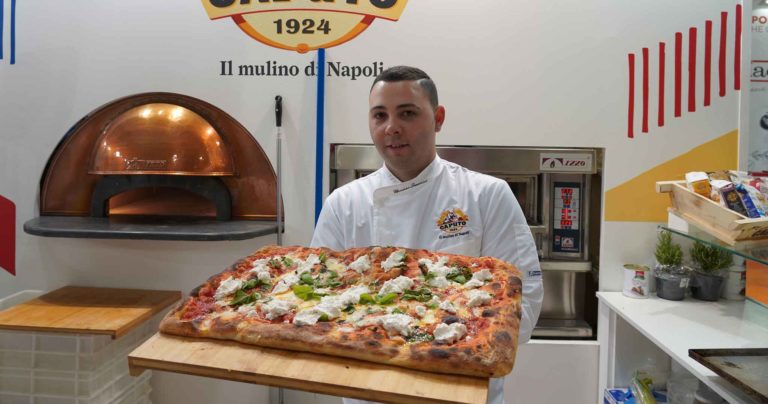 Tuttofood. Il premier Conte mangia la pizza romana nello stand napoletano di Caputo