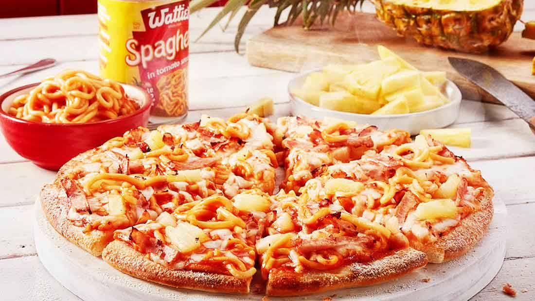 La pizza hawaiana ananas e spaghetti è il mondo sottosopra