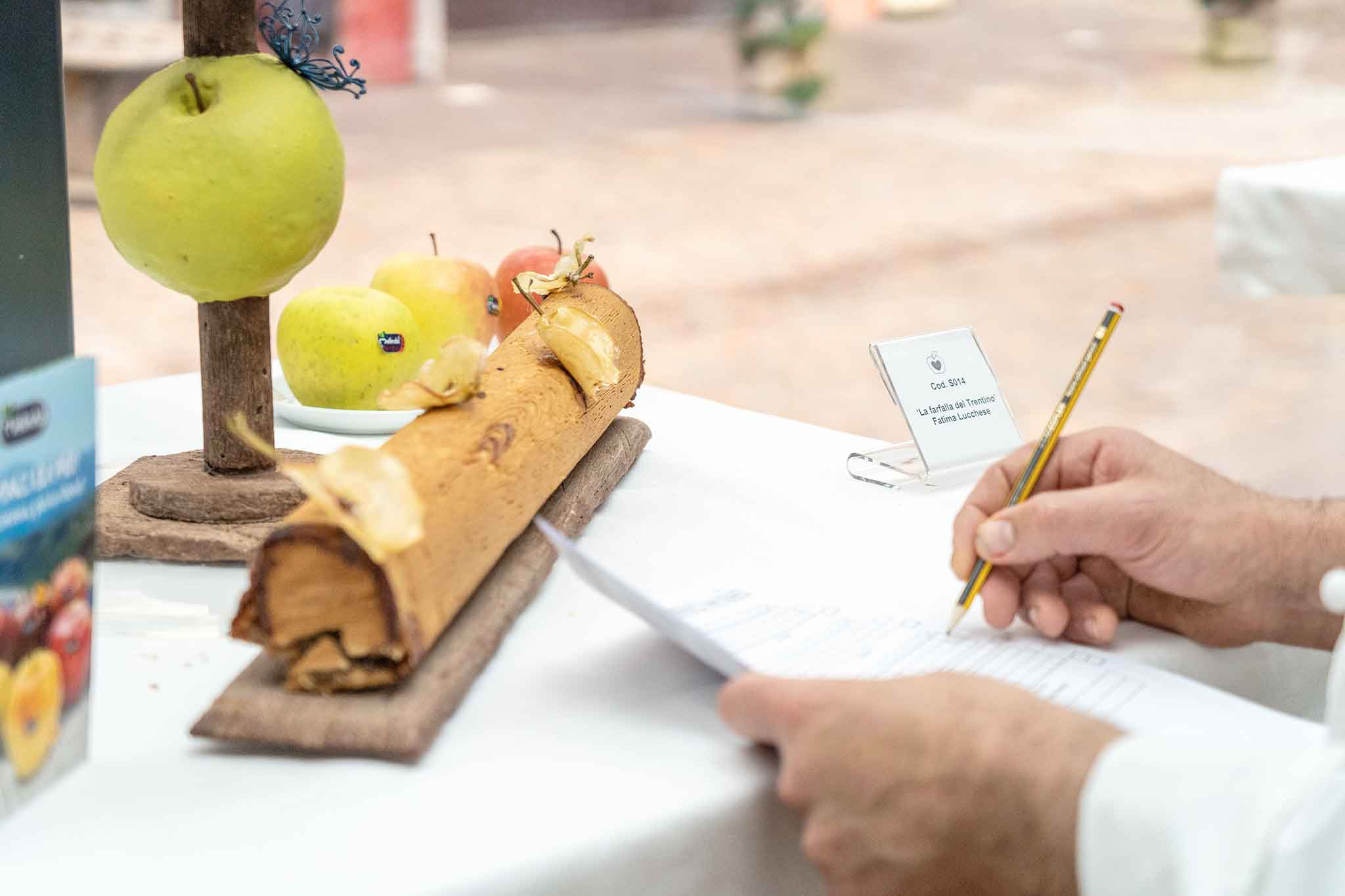 Luigi Biasetto premia Fatima Lucchese che prepara il migliore strudel d&#8217;Italia