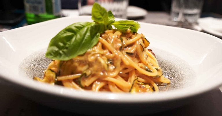 Spaghetti alla Nerano e cocktail all&#8217;Emanuel Cafè, posto che va a Salerno