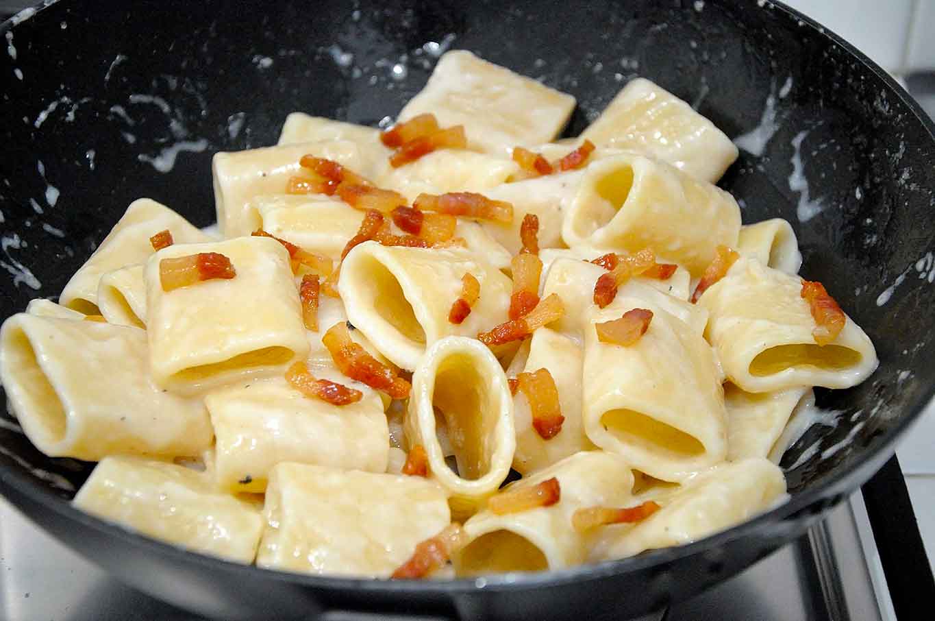 Pasta alla gricia con i mezzi paccheri, ricetta facile passo per passo