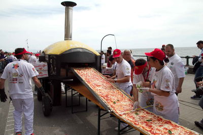 Bologna. Parte la sfida della pizza più lunga con obiettivo 500 metri!