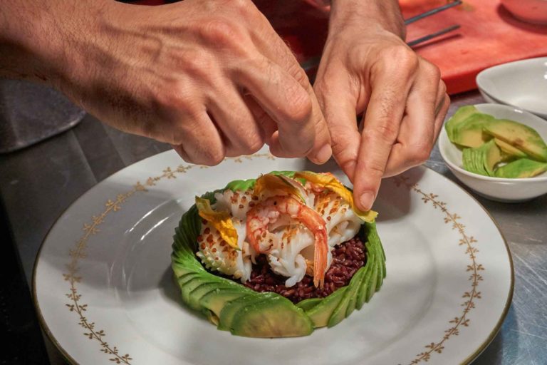 Insalata di riso venere: la ricetta raffinata con avocado, seppie e gamberi