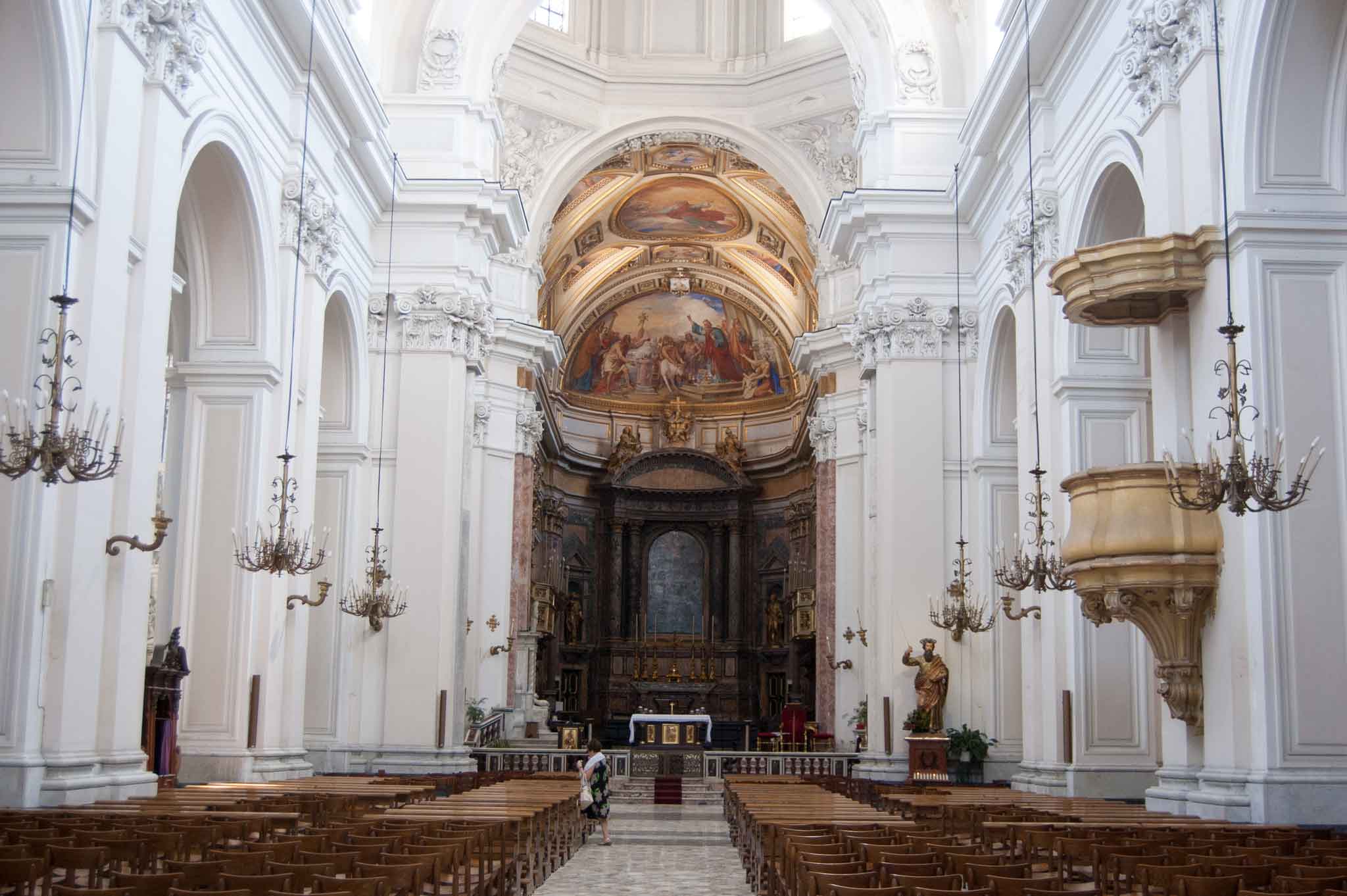 La maestosa navata del duomo di Aversa