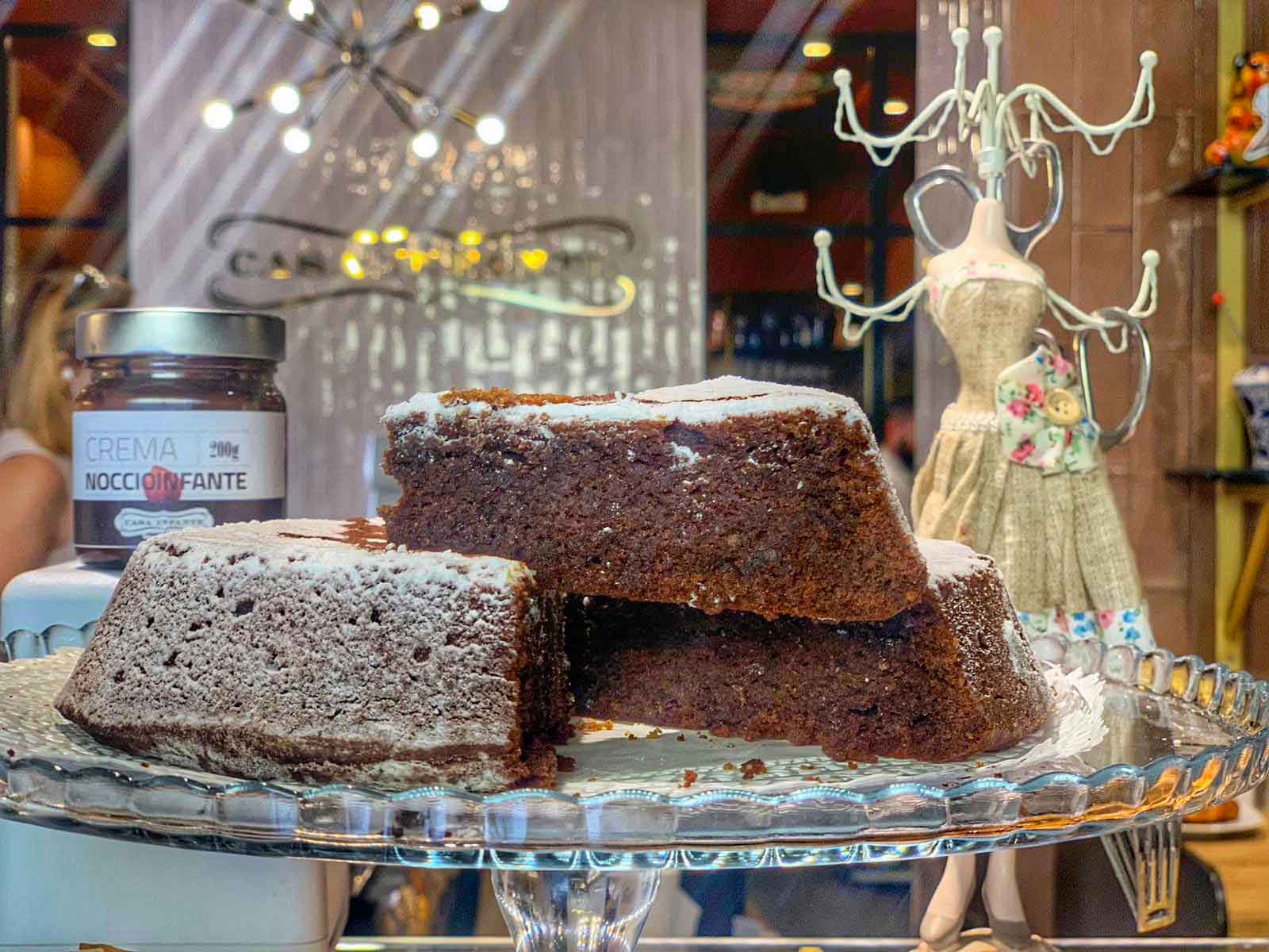 Torta caprese al cioccolato. La ricetta originale e la variante al pistacchio