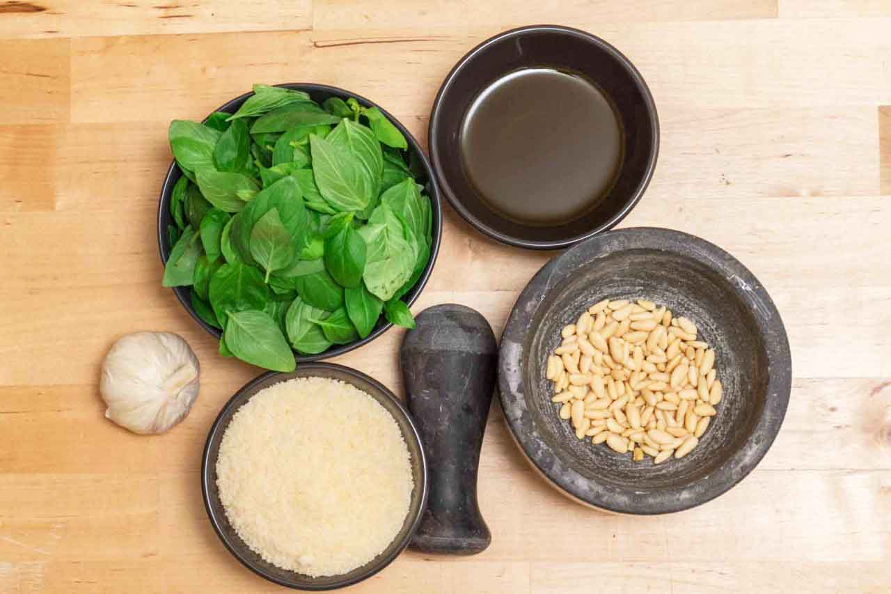 Pesto di basilico fatto in casa, la ricetta dei Ventenni Affamati