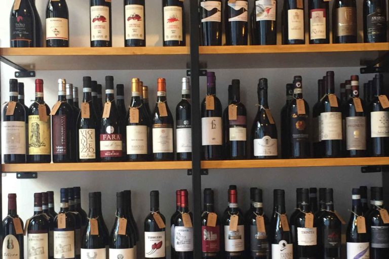 Nuovo Dpcm: in enoteca non si vende vino dopo le 18, nei supermercati sì