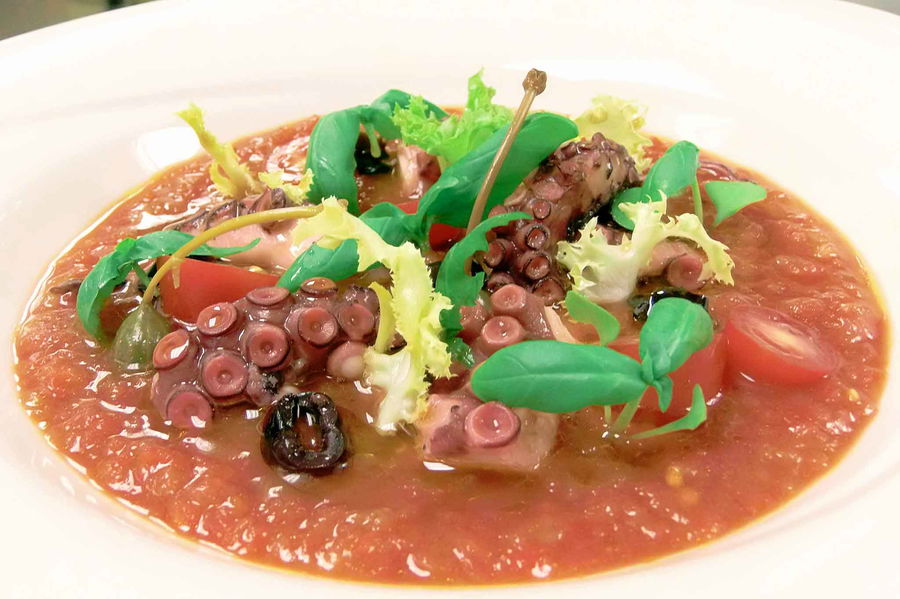 Gazpacho con pomodori, peperoni e polpo: la ricetta è semplice