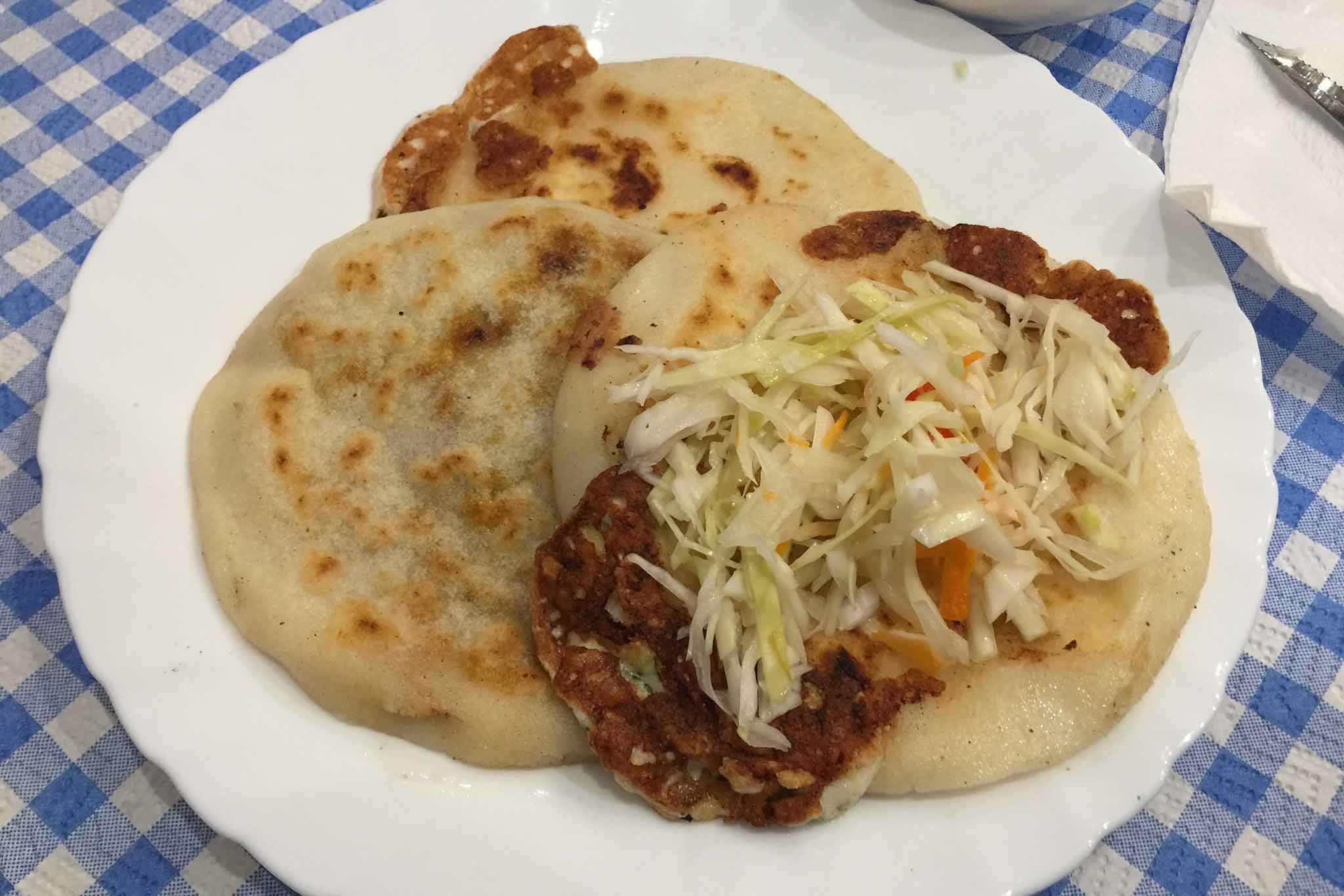 La pupusa salvadoregna di Costa Azul Pupuseria a Milano