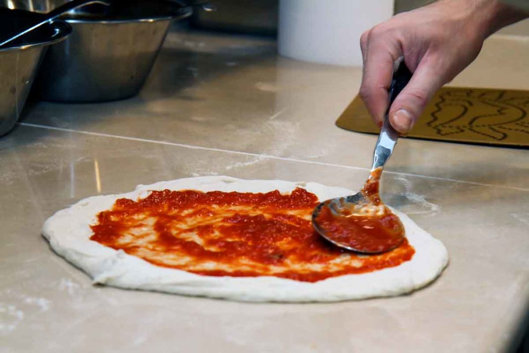 Cilento. Maida prepara una salsa di pomodoro speciale per ...