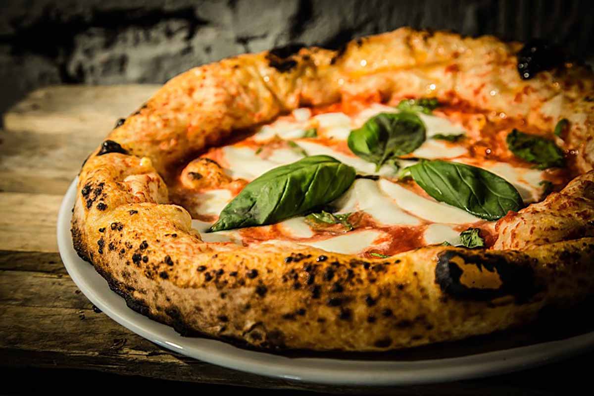 Dieta e pizza, la convivenza non è un sogno: ecco come funziona