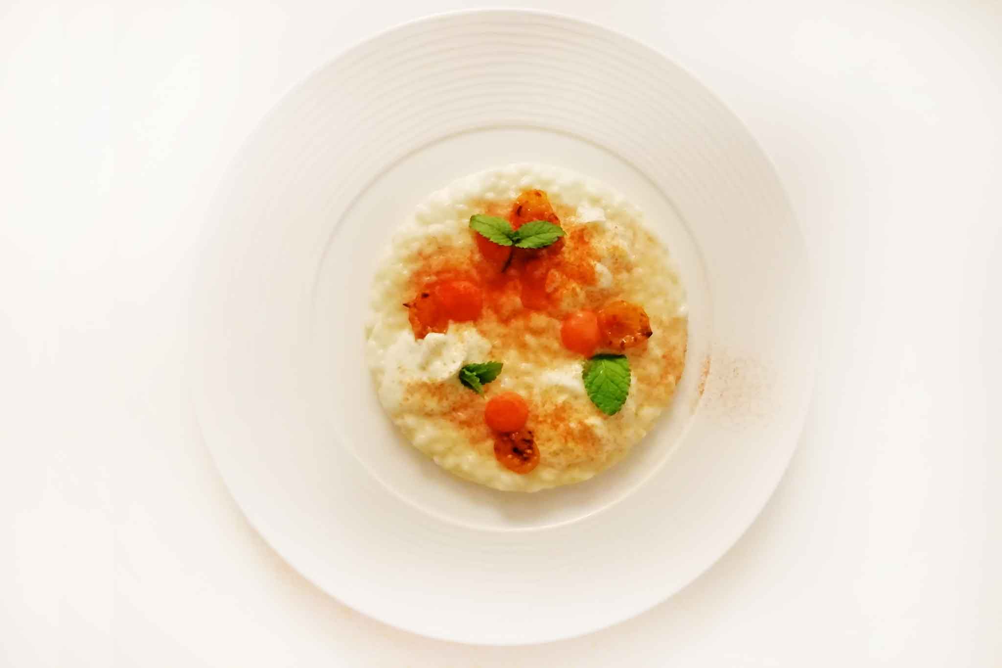 Risotto alla sorrentina, la ricetta è con mozzarella e pomodori gialli