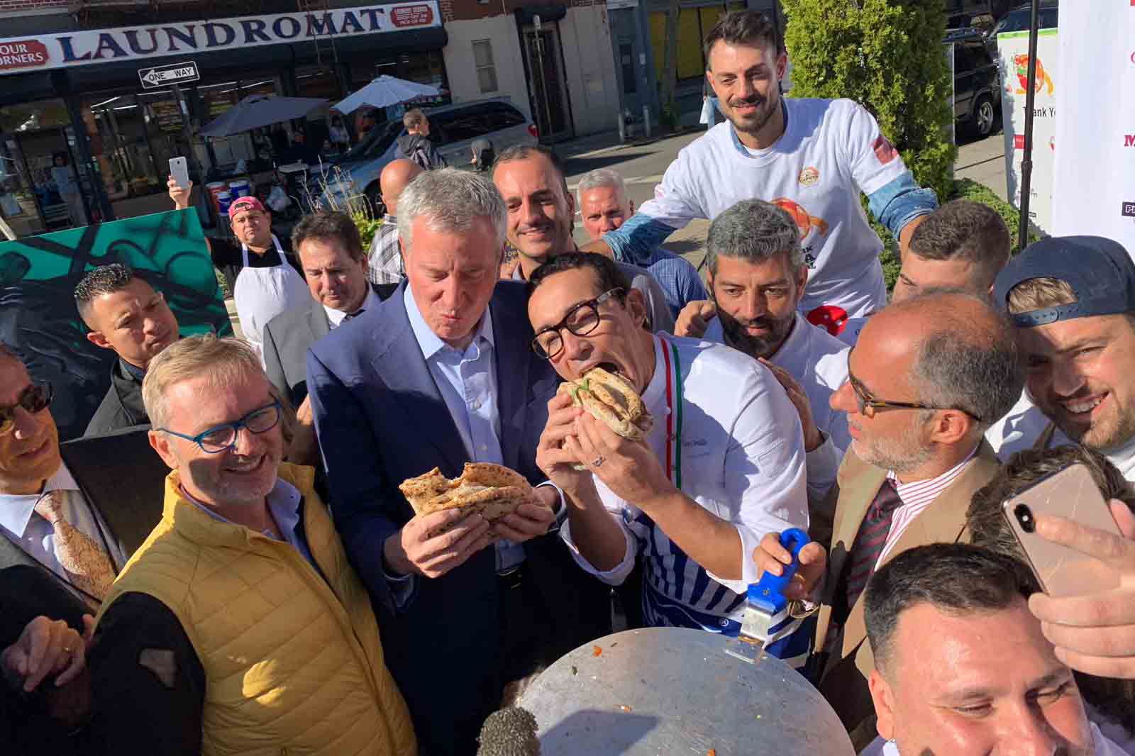 Forza Napoli! Gino Sorbillo e Bill De Blasio festeggiano al New York Pizza Festival