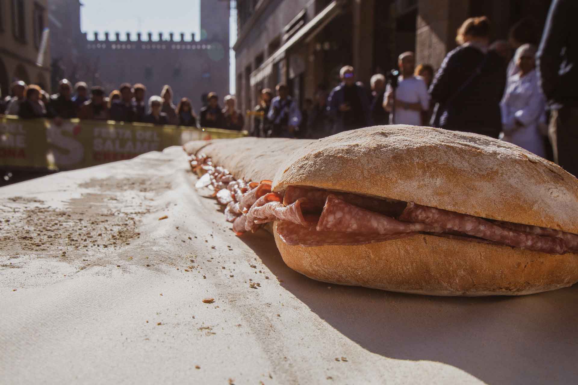 Il panino lungo 10 metri alla Festa del Salame di Cremona