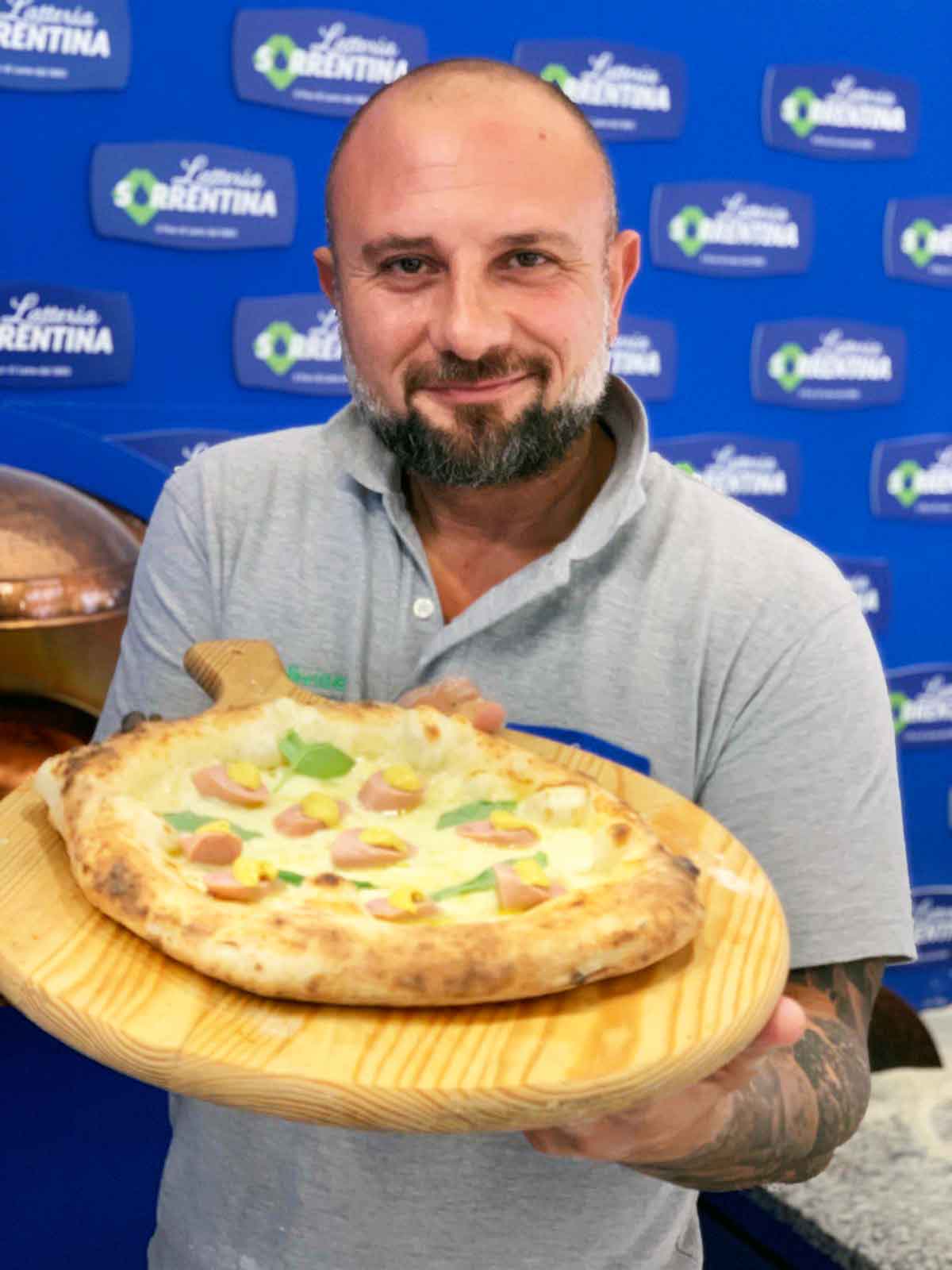 la pizza würstel e patatine con fiordilatte e senape