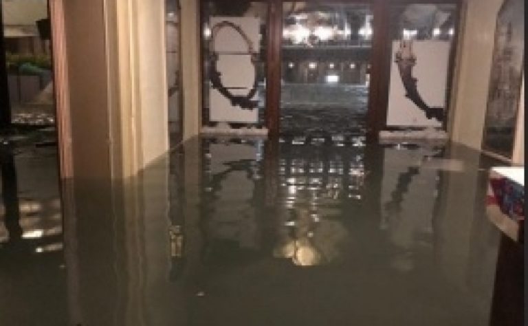 Acqua alta a Venezia. Devastato il Gran Caffè Quadri degli Alajmo