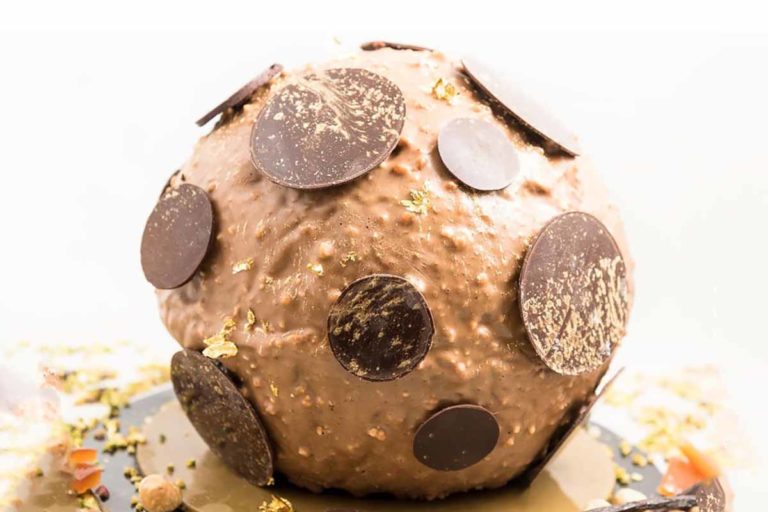 Il panettone a forma di sfera che vuole spazio sull&#8217;albero di Natale