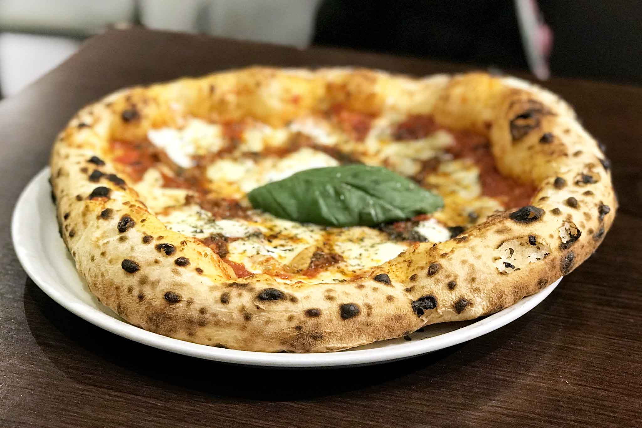 La pizza pizzaiola di Carlo Sammarco ad Aversa è da assaggiare subito