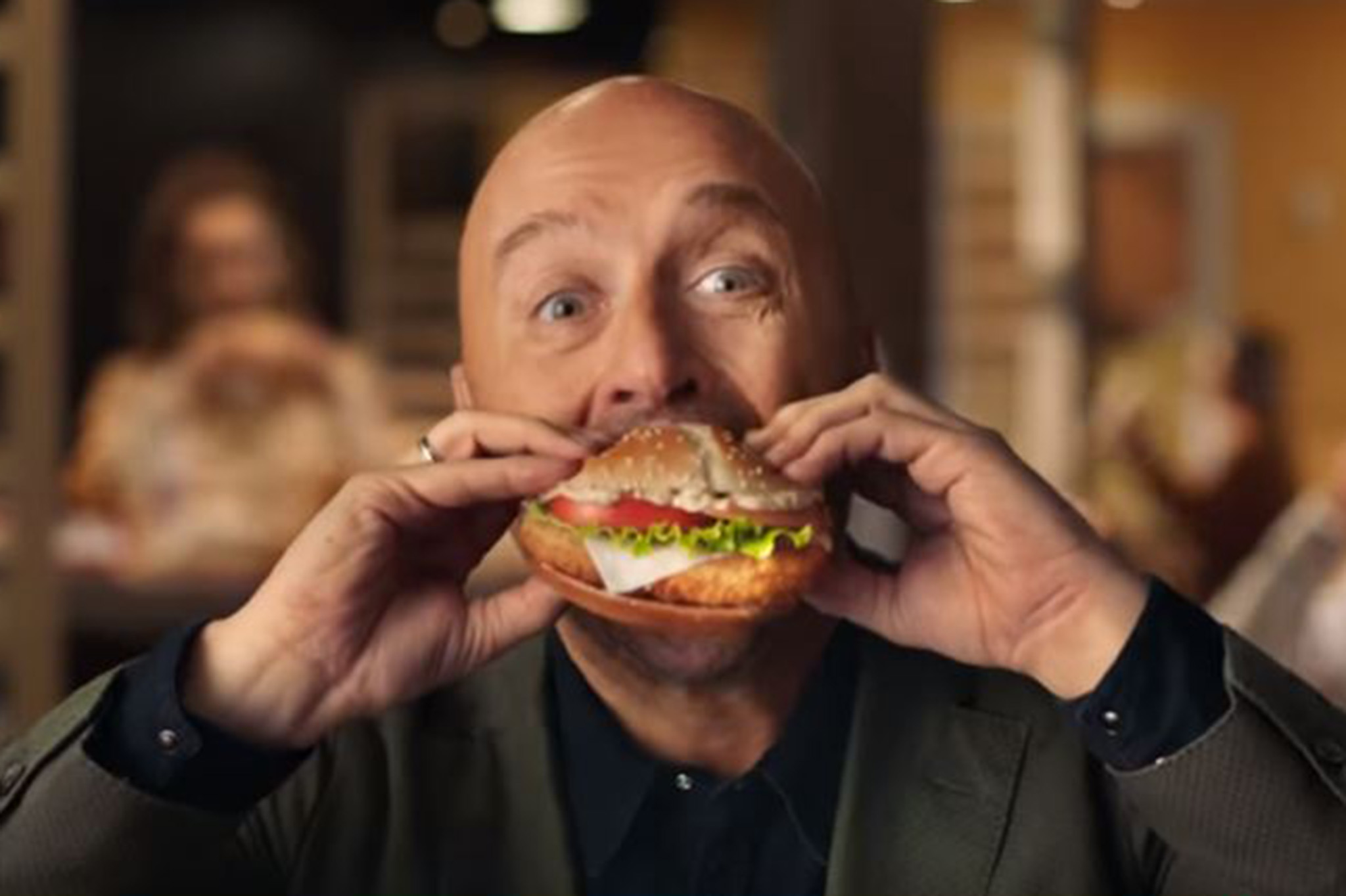 Joe Bastianich che addenta gli hamburger Dop e Igp McDonald’s