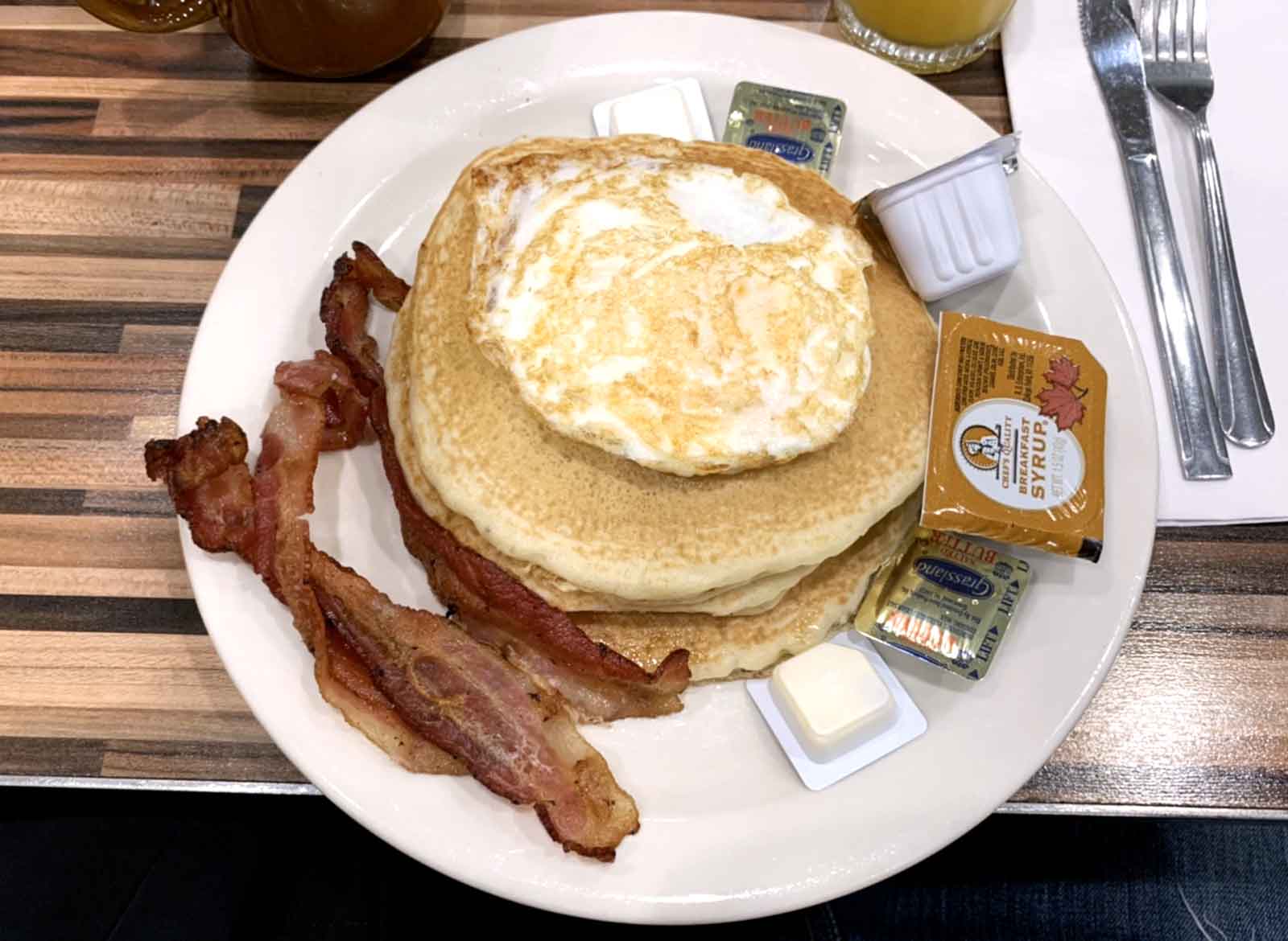 Colazione e pranzo da Andrews Coffee Shop a Manhattan