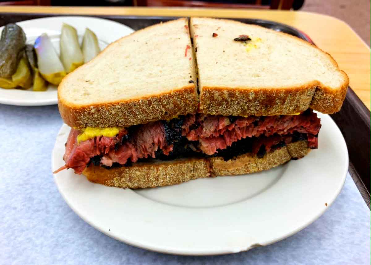 Il panino al pastrami da orgasmo di Katz&#8217;s a New York