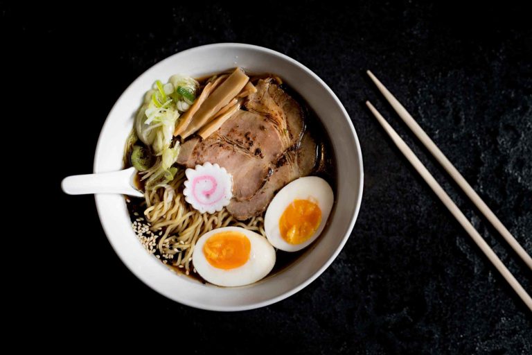 Ramen, la ricetta da fare a casa con vongole e colatura di alici