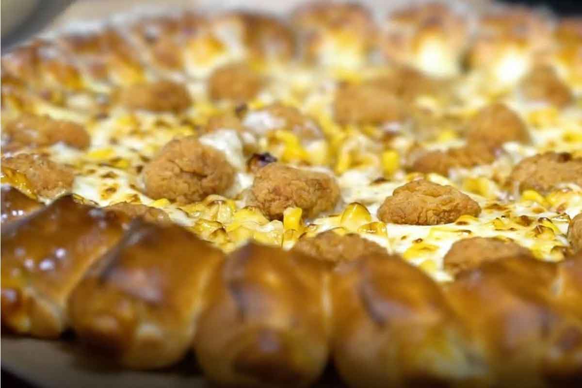 La pizza con pollo fritto come popcorn è una mostruosa realtà