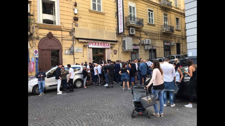 Per saltare la fila in pizzeria a Napoli ci vuole il cinese con la tosse