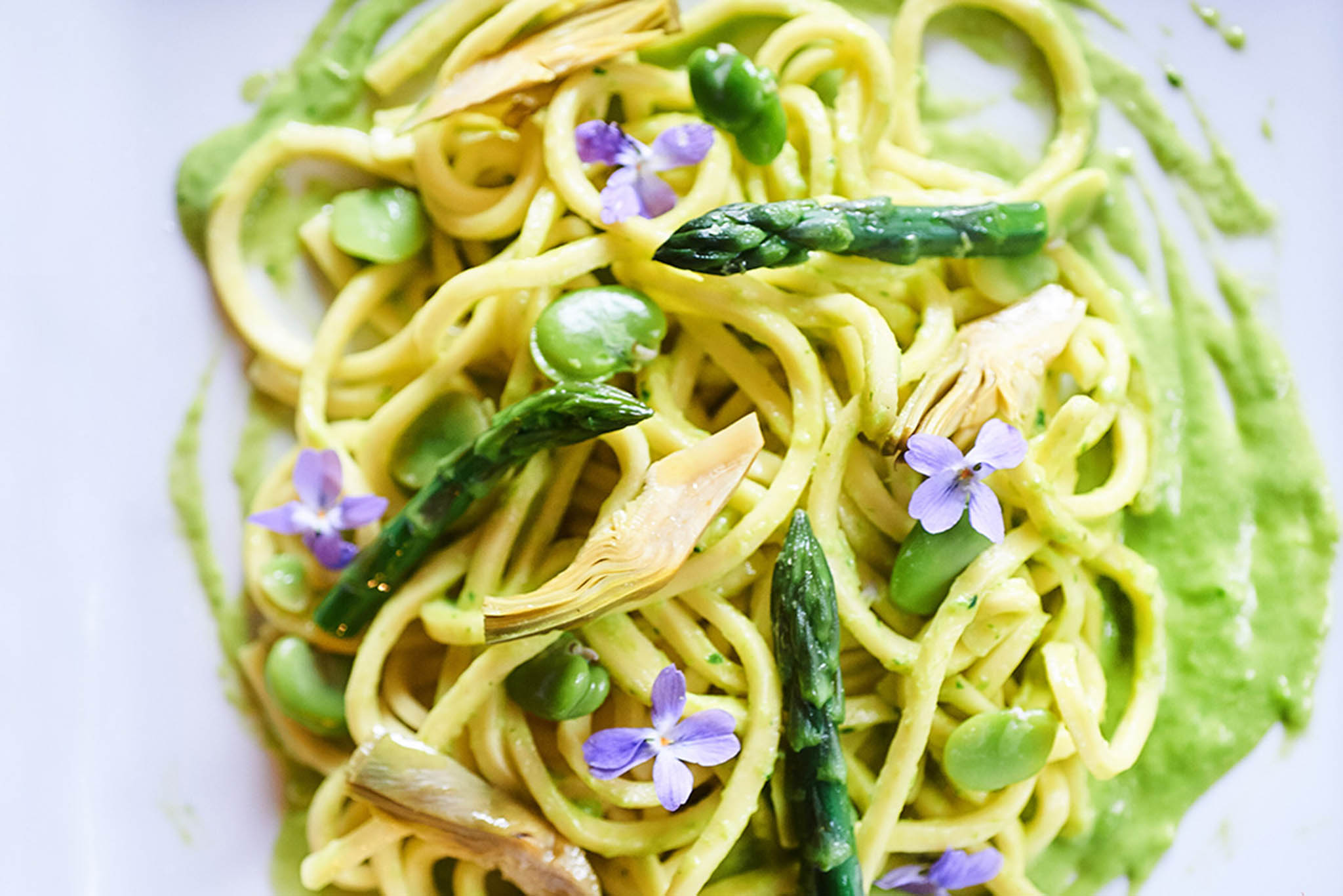 Spaghetti con carciofi e asparagi, ricetta vegetariana di primavera