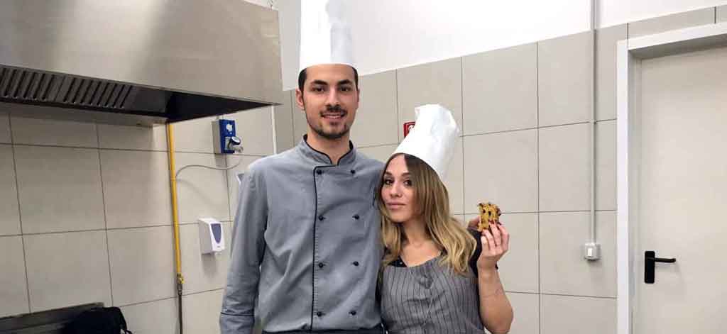 nicolò moschella nel suo laboratorio con azzurra rossi