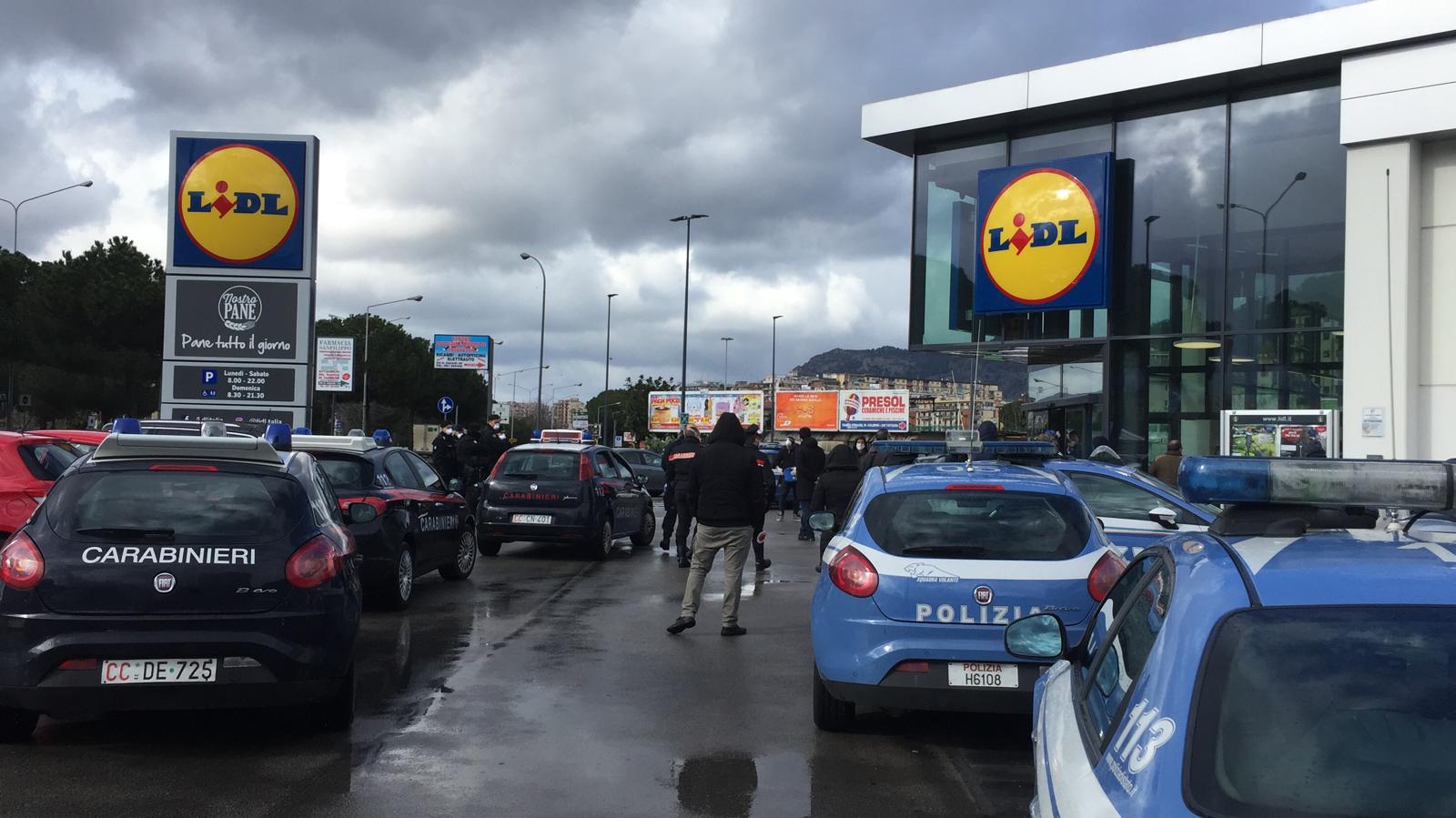 Fanno la spesa al supermercato, ma in 20 non vogliono pagare