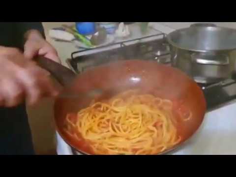 Spaghetti al pomodoro. La ricetta con i pelati per principianti