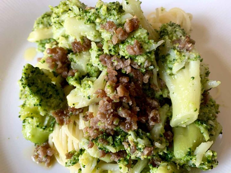 Lezioni di pasta anti-Coronavirus. La ricetta con broccoli e salsiccia