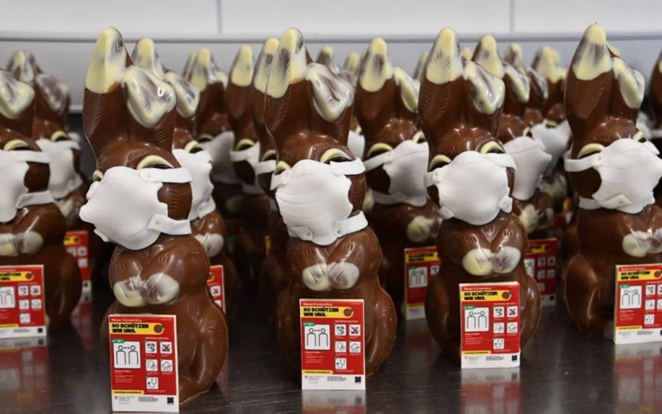 Coronavirus. Pasticceria mette mascherina ai conigli di cioccolato