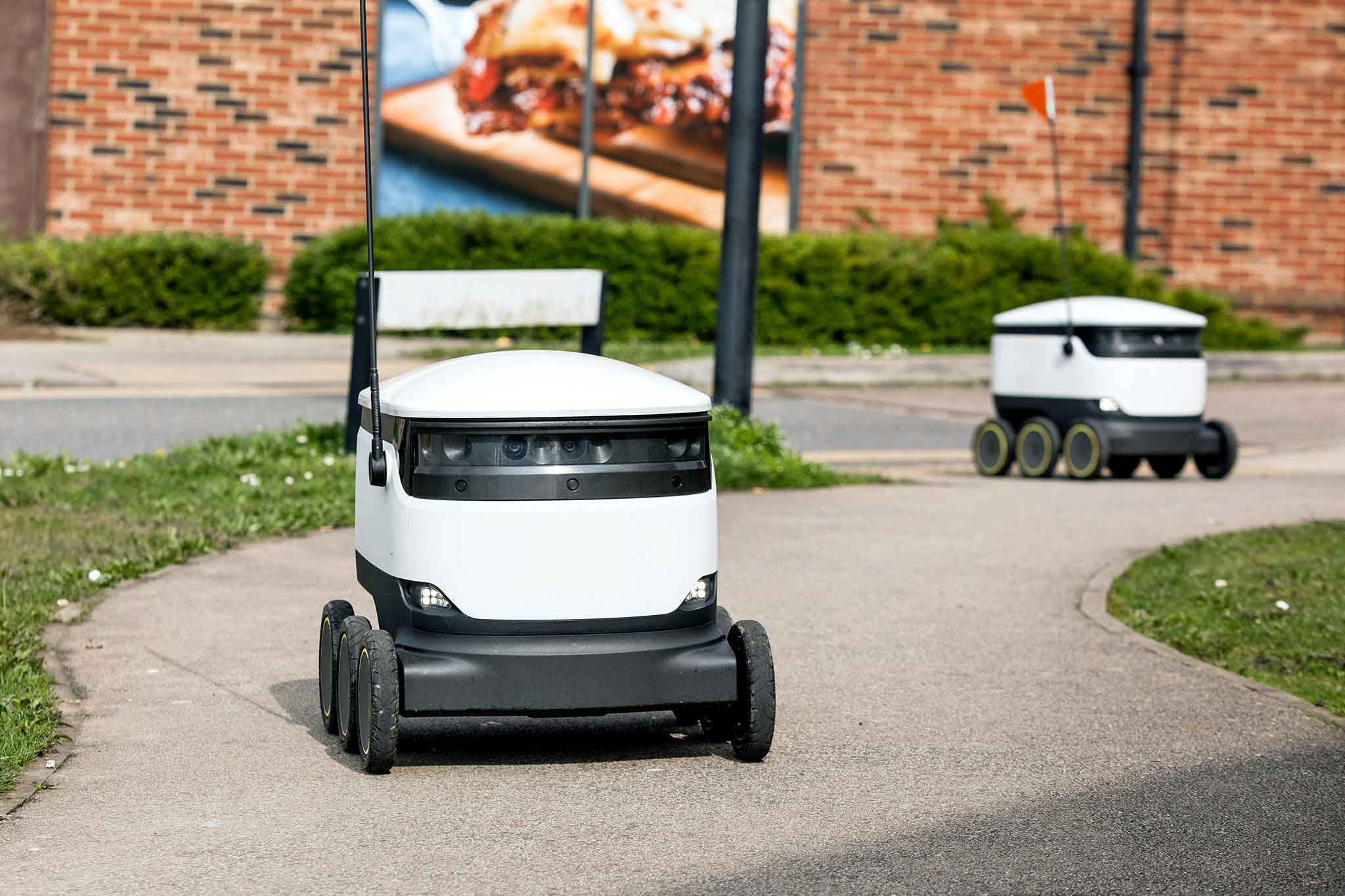 Delivery automatico. Via i rider, arriva il drone a sei ruote