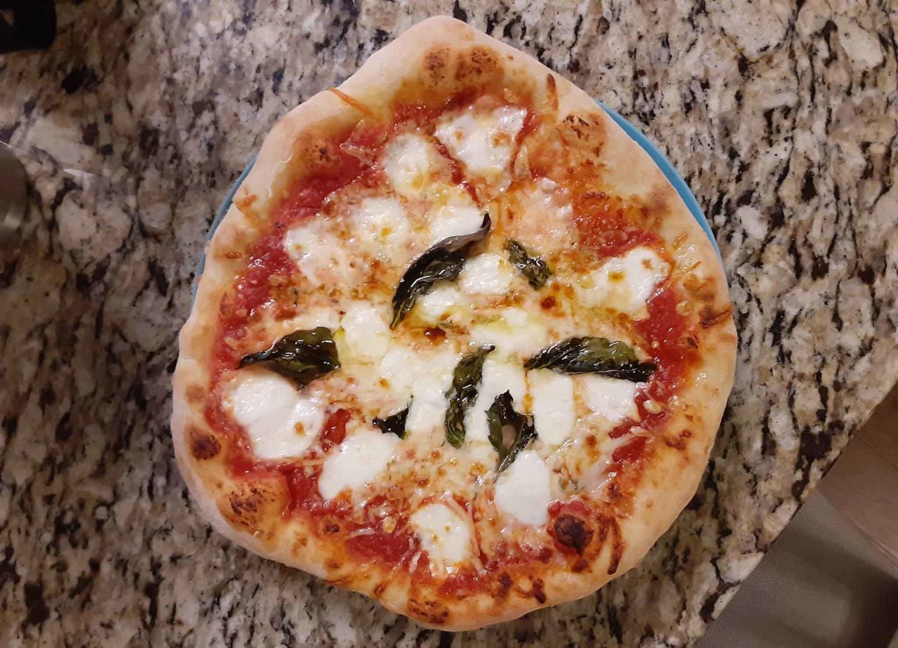 ottima pizza napoletana cotta nel barbecue