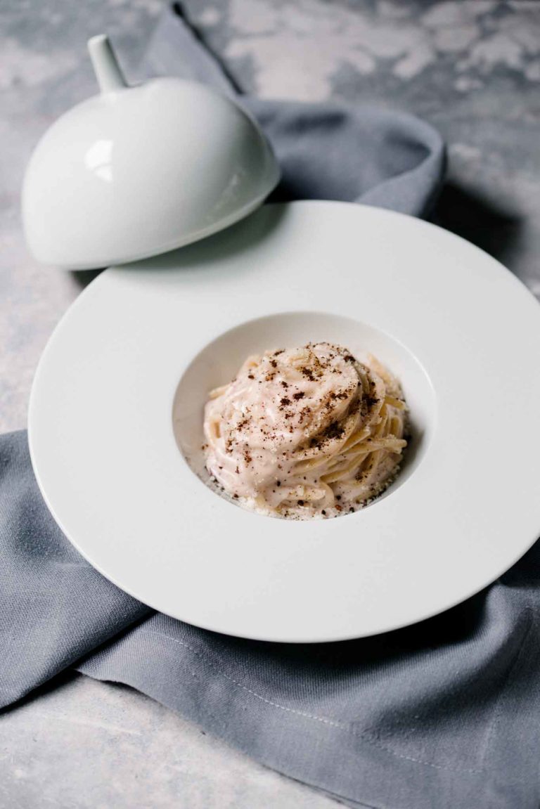 Alessandro Borghese riapre il ristorante con cacio e pepe e AB Card