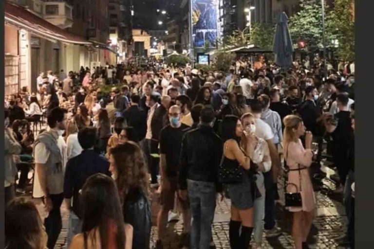 Milano. Divieto di movida e stop alle bevande da asporto dalle 19