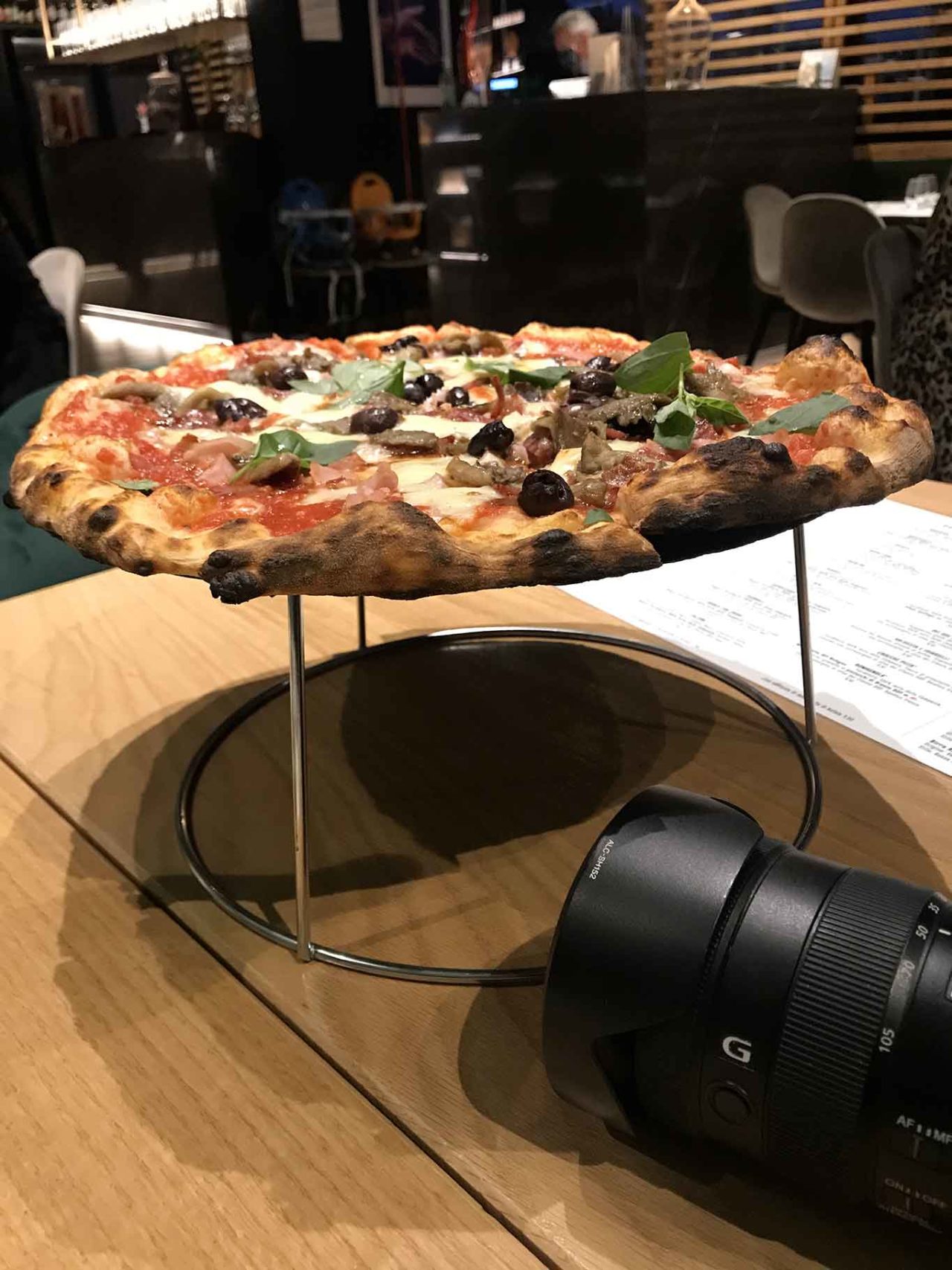 pizza capricciosa e macchina fotografica