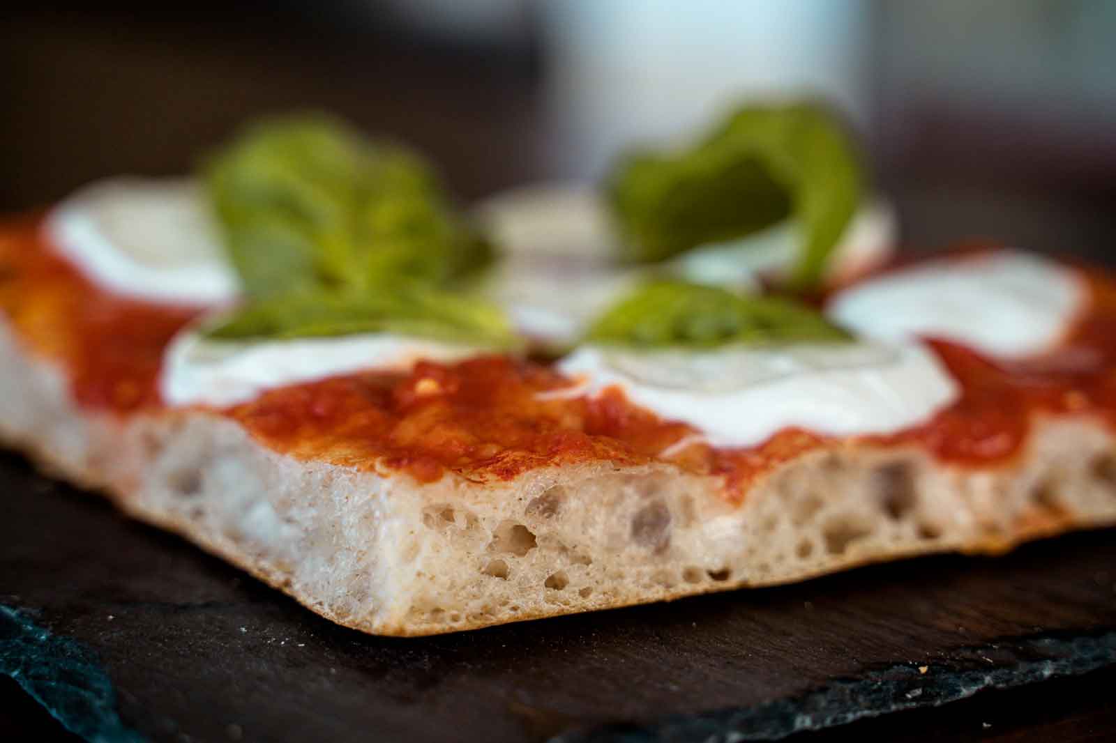 Pizza in teglia fatta in casa: consigli per far lievitare e maturare l’impasto