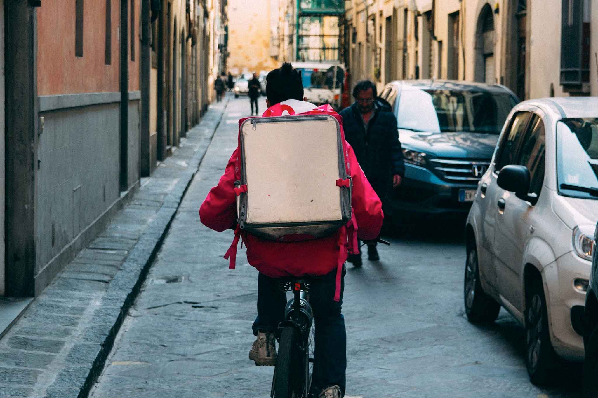 Just Eat, rider al lavoro come dipendenti per la piattaforma del delivery