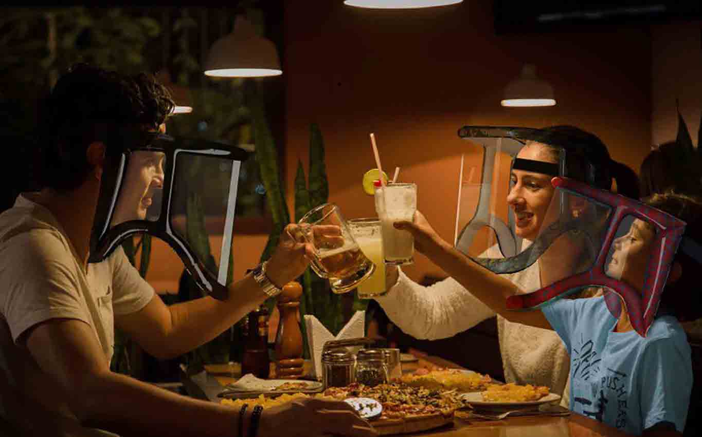 Contro il plexiglas al ristorante c&#8217;è Soffio, maschera individuale