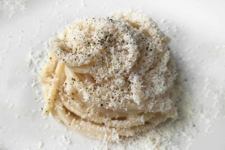 Cacio e pepe, la ricetta con acciughe, burro e Castelmagno