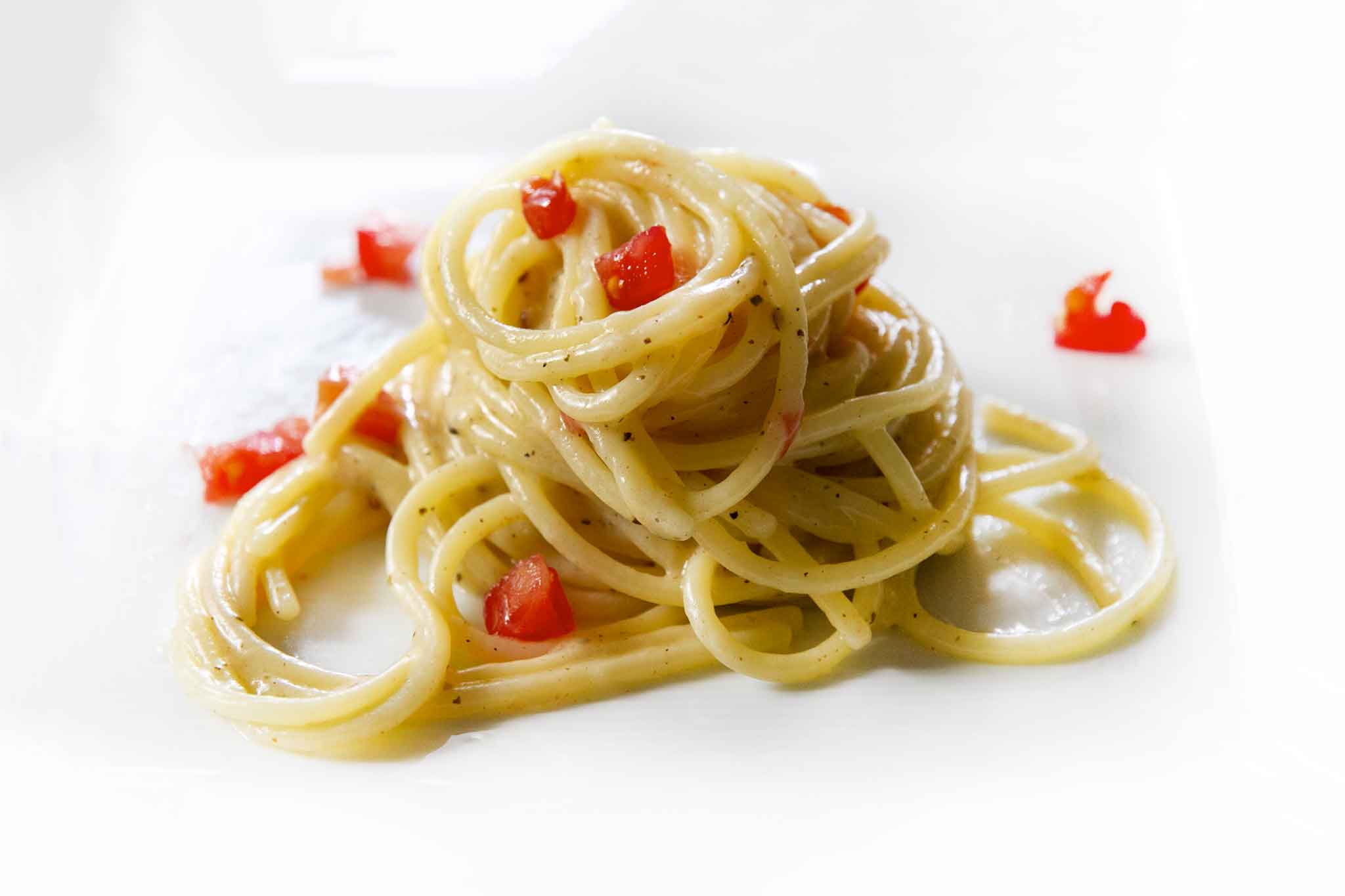 Spaghetti cacio e pepe, la migliore ricetta in estate è con i pomodori