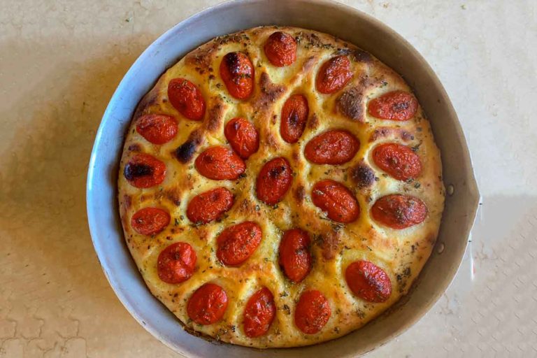 Focaccia pugliese: la ricetta semplice ma insuperabile