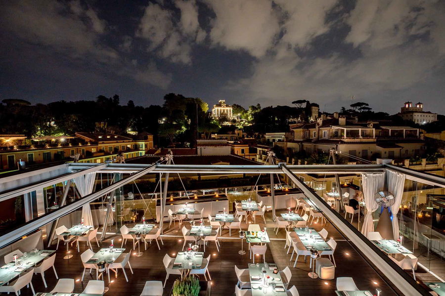 Mangiare all&#8217;aperto sulla terrazza dell&#8217;Hi-Res nel centro storico di Roma